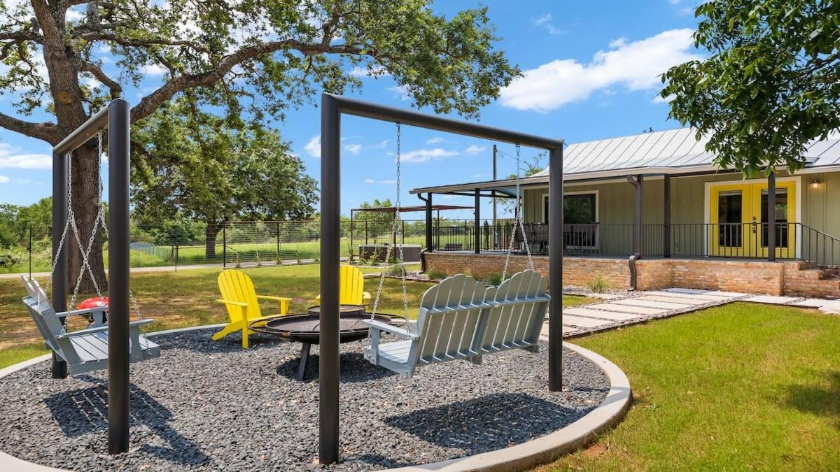 Blumenhaus Sleeps 6 Full Kitchen Plus Hot Tub Fredericksburg Exterior foto