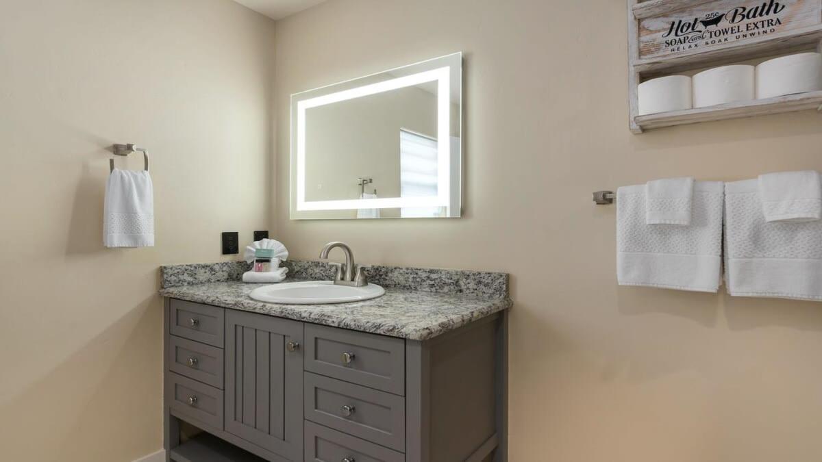 Blumenhaus Sleeps 6 Full Kitchen Plus Hot Tub Fredericksburg Exterior foto