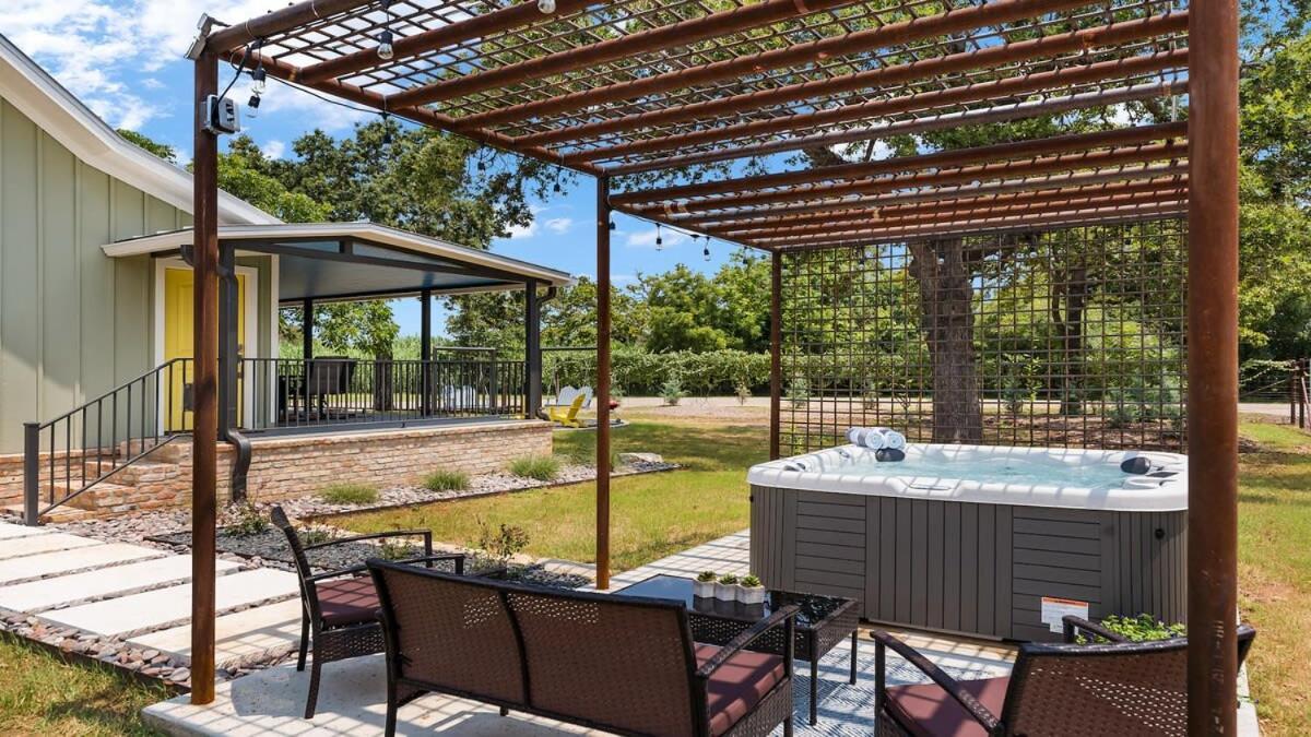 Blumenhaus Sleeps 6 Full Kitchen Plus Hot Tub Fredericksburg Exterior foto