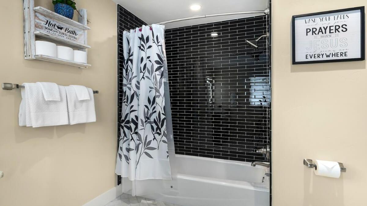 Blumenhaus Sleeps 6 Full Kitchen Plus Hot Tub Fredericksburg Exterior foto