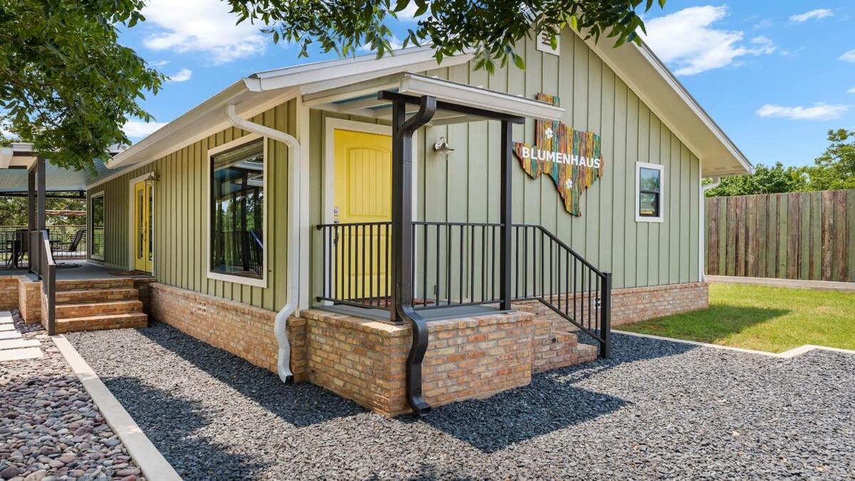 Blumenhaus Sleeps 6 Full Kitchen Plus Hot Tub Fredericksburg Exterior foto