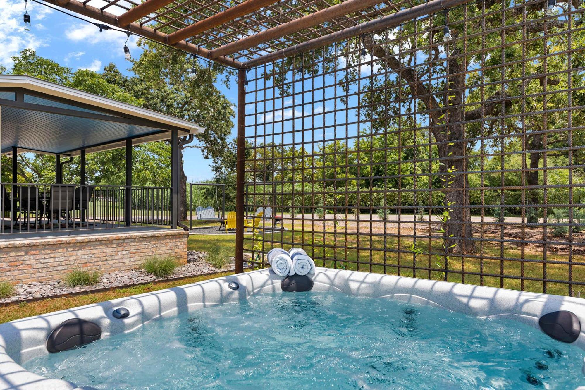 Blumenhaus Sleeps 6 Full Kitchen Plus Hot Tub Fredericksburg Exterior foto