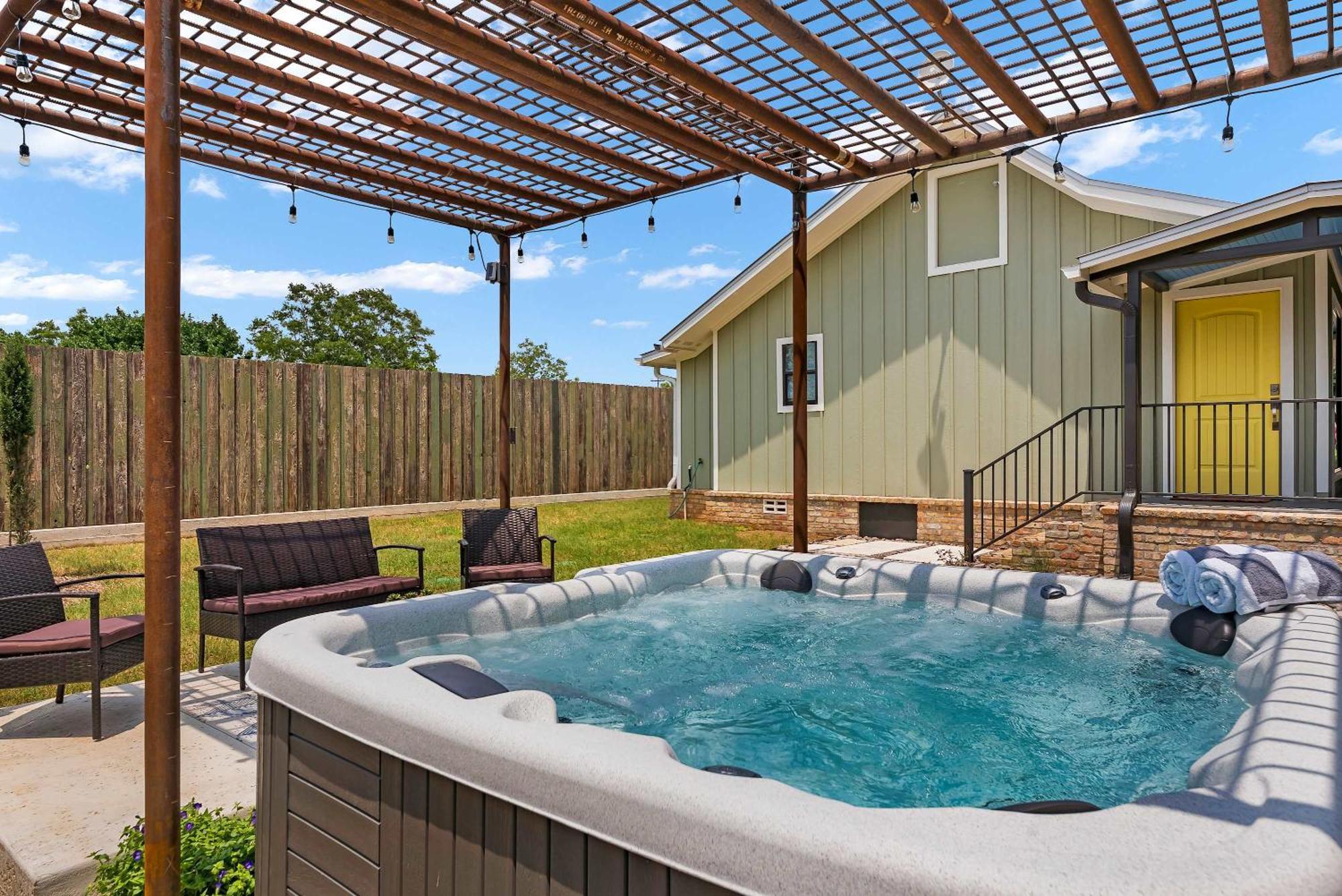 Blumenhaus Sleeps 6 Full Kitchen Plus Hot Tub Fredericksburg Exterior foto